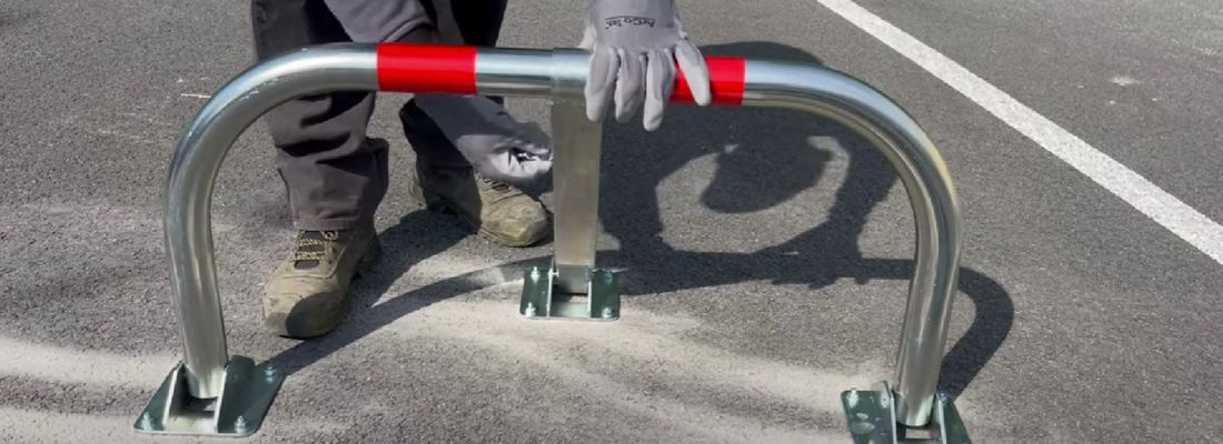 une personne qui installe un arceau de parking